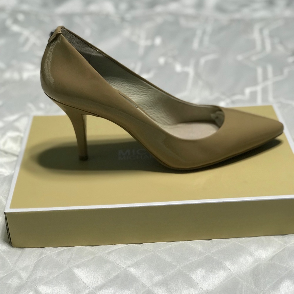 Michael Kors size 7 nude patent heels